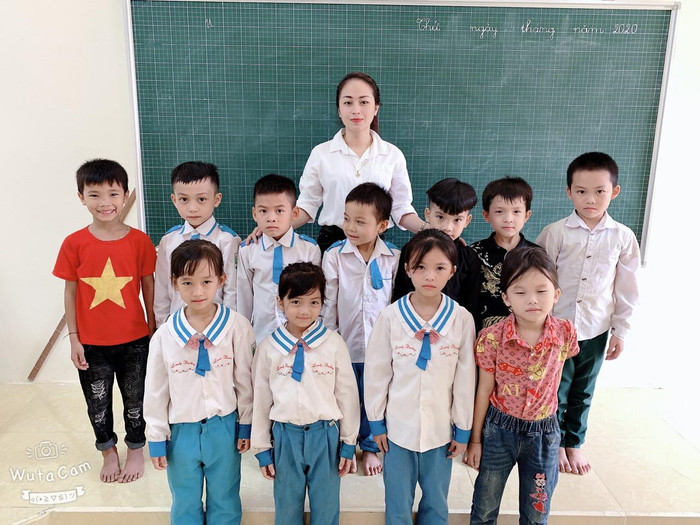 Cô Thảo và học sinh Bản Xàn, huyện Tương Dương, tỉnh Nghệ An (Ảnh nhân vật cung cấp)