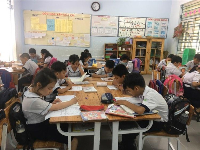 Học sinh ngồi học theo nhóm suốt buổi thế này, giáo viên rất khó bao quát lớp (Ảnh tác giả)