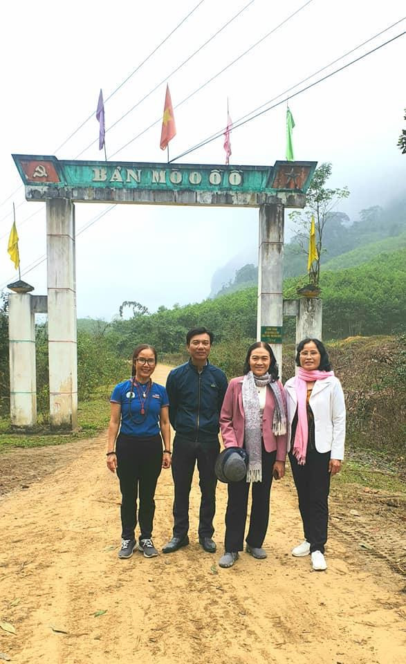 Cô giáo Hoàng Thị Thu Hiền mặc áo xanh đứng phía ngoài bên trái (Ảnh nhân vật cung cấp) Cô giáo Hoàng Thị Thu Hiền mặc áo xanh đứng phía ngoài bên trái (Ảnh nhân vật cung cấp)