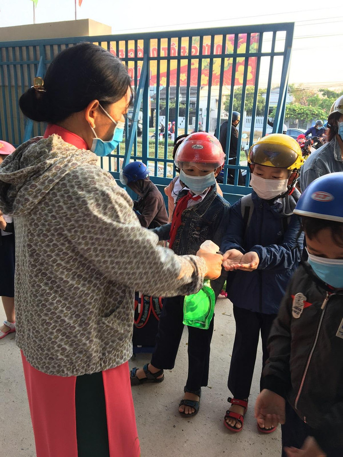 Sát khuẩn tay trước khi vào trường (Ảnh: PT) Sát khuẩn tay trước khi vào trường (Ảnh: PT)