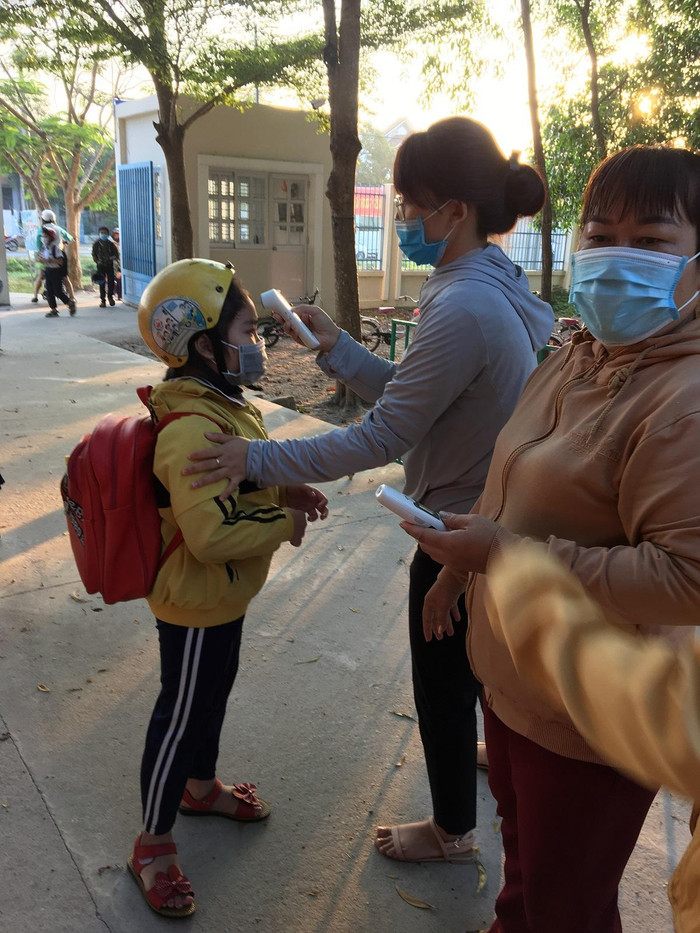 Thực hiện việc đo thân nhiệt trước khi vào trường (Ảnh: PT) Thực hiện việc đo thân nhiệt trước khi vào trường (Ảnh: PT)