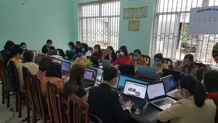 Hình ảnh các thầy cô giáo Trường Trưng Vương, tỉnh Quảng Trị tập trung tại trường dạy online mùa dịch Covi (Ảnh nhà trường cung cấp) Hình ảnh các thầy cô giáo Trường Trưng Vương, tỉnh Quảng Trị tập trung tại trường dạy online mùa dịch Covi (Ảnh nhà trường cung cấp)