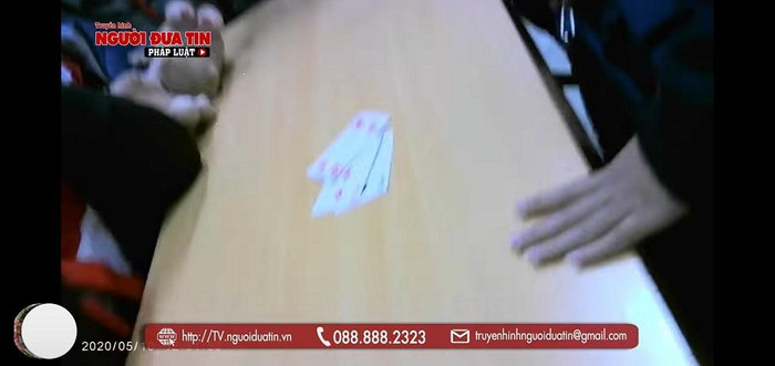 Học sinh chơi bài trong giờ học ((Ảnh chụp clip Báo Người đưa tin) Học sinh chơi bài trong giờ học ((Ảnh chụp clip Báo Người đưa tin)