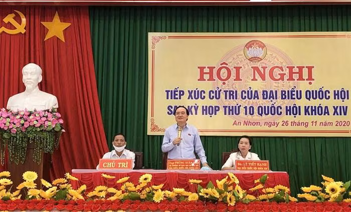 Bộ trưởng Phùng Xuân Nhạ tại buổi tiếp xúc cử tri tại Bình Định (Ảnh: moet.gov.vn)
