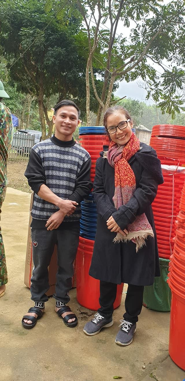 Cô giáo Hiền và anh trưởng bản (Ảnh nhân vật cung cấp) Cô giáo Hiền và anh trưởng bản (Ảnh nhân vật cung cấp)