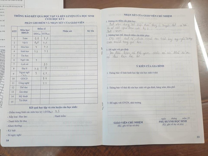 Ghi nhận xét sổ liên lạc (Ảnh CTV) Ghi nhận xét sổ liên lạc (Ảnh CTV)