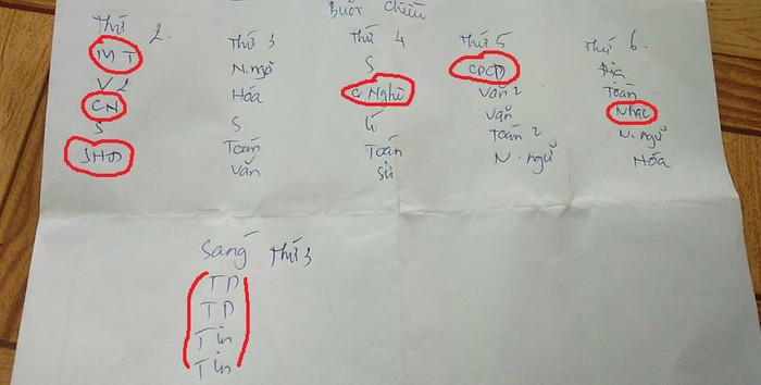 Học trực tuyến mà học cả môn Thể dục, sinh hoạt Đội. Có ngày các em phải học đến 9 tiết (Ảnh CTV) Học trực tuyến mà học cả môn Thể dục, sinh hoạt Đội. Có ngày các em phải học đến 9 tiết (Ảnh CTV)