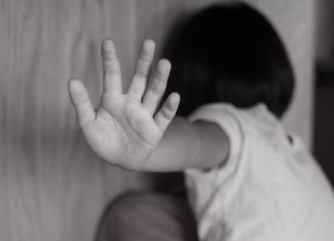 Dạy trẻ biết phản ứng mạnh nếu bị ai đụng chạm vào cơ thể (Ảnh minh họa VTV)