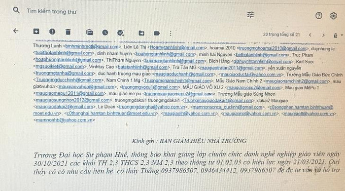 Hiện trường học vẫn thông báo chiêu sinh lớp học chứng chỉ chức danh nghề nghiệp (Ảnh tác giả)