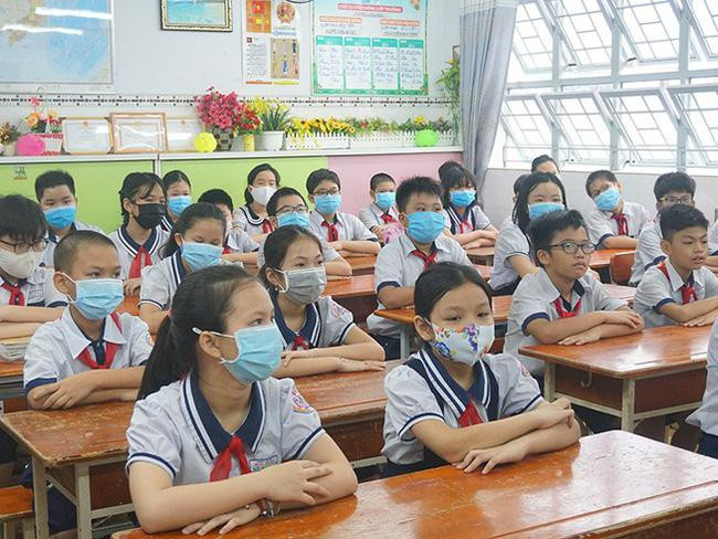 Thông tư cấm giáo viên không được dạy thêm cho học sinh tiểu học, còn trông nom, chăm sóc và chuẩn bị bài cho các em theo nhu cầu của phụ huynh thì sao? (Ảnh có tính chất minh họa, nguồn: VTV) Thông tư cấm giáo viên không được dạy thêm cho học sinh tiểu học, còn trông nom, chăm sóc và chuẩn bị bài cho các em theo nhu cầu của phụ huynh thì sao? (Ảnh có tính chất minh họa, nguồn: VTV)