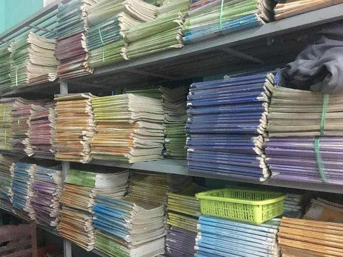 Hàng trăm cuốn sách giáo khoa VNEN dù còn mới vẫn không thể dùng lại (Ảnh P.T)