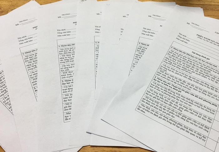 Một giáo viên được phát 17 tờ giấy thế này để bình chọn sách giáo khoa (Ảnh Đỗ Quyên)