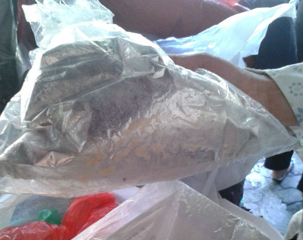 Gelatin bán tại một gian hàng phố Phùng Hưng, không bao bì nhãn mác, không có bất kỳ một dòng chữ nào, được quảng cáo xuất xứ từ Đức. Ảnh DT Gelatin bán tại một gian hàng phố Phùng Hưng, không bao bì nhãn mác, không có bất kỳ một dòng chữ nào, được quảng cáo xuất xứ từ Đức. Ảnh DT