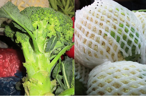 Súp lơ xanh của Đà Lạt (bên trái), còn lá và thân đầy đủ, vị ngọt đậm đà, giá 30.000 đồng một kg. Súp lơ Trung Quốc bị cắt mất thân và bọc trong bao xốp, rẻ hơn 5.000 đồng, chất lượng kém hơn so với hàng Đà Lạt, để cả tháng vẫn trắng tươi, không bị hỏng.