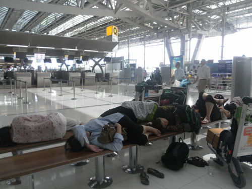 Không có sự hỗ trợ nên hành khách nằm vạ vật chờ đợi ở sân bay Bangkok - Ảnh: Hành khách trong đoàn cung cấp. Không có sự hỗ trợ nên hành khách nằm vạ vật chờ đợi ở sân bay Bangkok - Ảnh: Hành khách trong đoàn cung cấp.