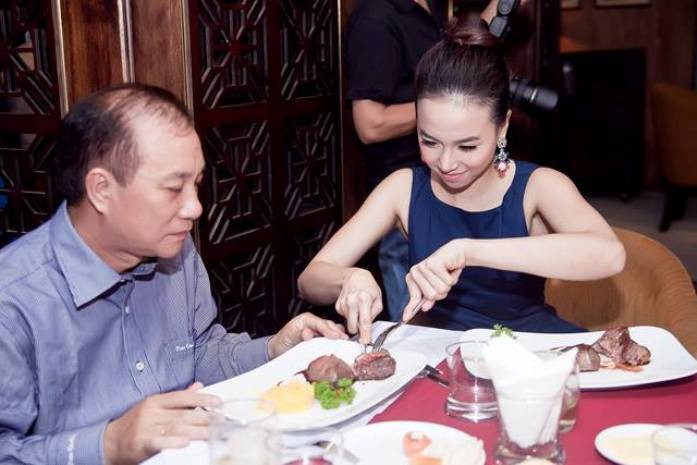 Đinh Ngọc Diệp dường như rất chu đáo, quan tâm tới cha của mình. Đinh Ngọc Diệp dường như rất chu đáo, quan tâm tới cha của mình.