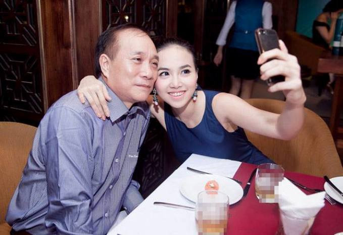 Cô vui vẻ ghi lại những giây phút bên cha. Cô vui vẻ ghi lại những giây phút bên cha.