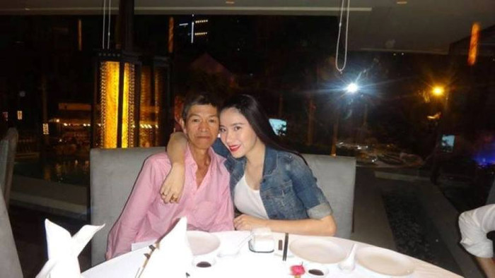 Bên cạnh đó, Chung Thục Quên đã dùng ảnh chụp cùng cha làm ảnh đại diện trên trang cá nhân như một hành động tri ân sâu sắc đến cha mình nhân dịp "Ngày của cha". Bên cạnh đó, Chung Thục Quên đã dùng ảnh chụp cùng cha làm ảnh đại diện trên trang cá nhân như một hành động tri ân sâu sắc đến cha mình nhân dịp "Ngày của cha".