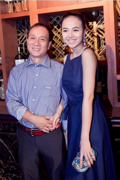 Khuôn mặt Đinh Ngọc Diệp rất giống cha, đặc biệt là nụ cười tươi tắn. Khuôn mặt Đinh Ngọc Diệp rất giống cha, đặc biệt là nụ cười tươi tắn.