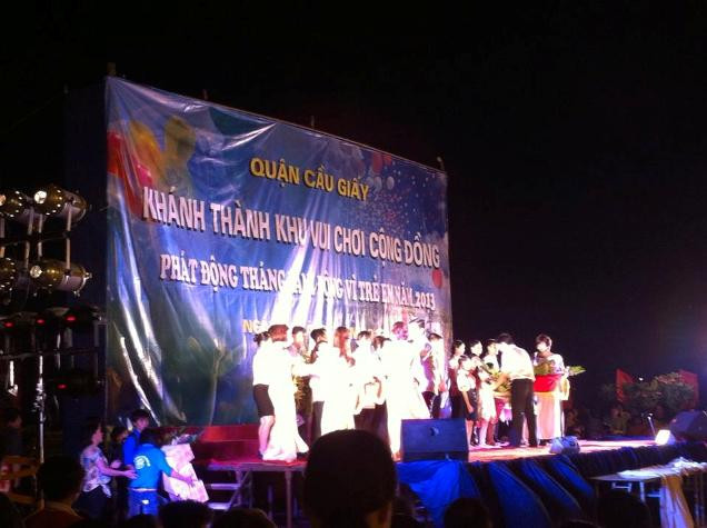 Đại diện UBND quận Cầu Giấy trao quà cho các em thiếu nhi đại diện cho mười hai phường trong quận.