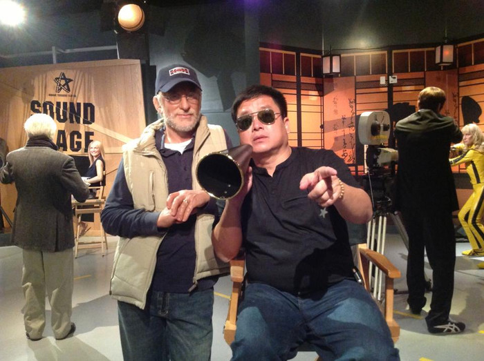 Diễn viên Chí Trung chia sẻ bức ảnh với lời chú thích hài hước: "Steven Spielberg, ngài chỉ đạo diễn viên đi chứ...". Tuy đây chỉ là bức ảnh ghép nhưng vẫn khiến các fans của danh hài thích thú. Diễn viên Chí Trung chia sẻ bức ảnh với lời chú thích hài hước: "Steven Spielberg, ngài chỉ đạo diễn viên đi chứ...". Tuy đây chỉ là bức ảnh ghép nhưng vẫn khiến các fans của danh hài thích thú.