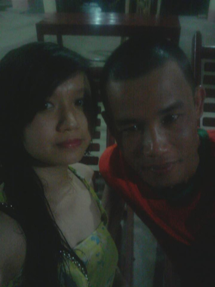 Hiệp "gà" 'cạo đầu' chia sẻ ảnh chụp cùng "vợ" 3 với lời mời "Cả nhà ăn cơm cùng vợ chồng Hiệp nhé!" Hiệp "gà" 'cạo đầu' chia sẻ ảnh chụp cùng "vợ" 3 với lời mời "Cả nhà ăn cơm cùng vợ chồng Hiệp nhé!"