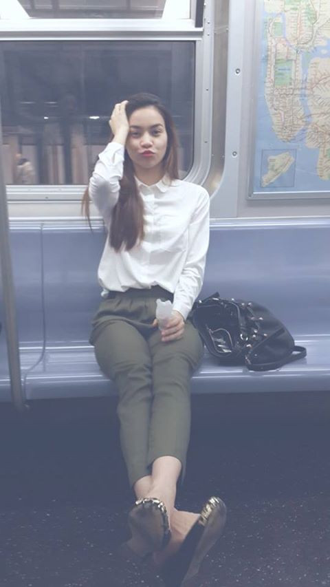 Hồ Ngọc Hà đã chia sẻ những dòng tâm sự đầy tâm trạng trên trang cá nhân: "Tôi mong mình luôn nở nụ cười như thế... trêu đùa vô tư... dù cho có chuyện gì cũng cố gắng đối mặt và giải quyết nhẹ nhàng... AFTER EARTH... các bạn xem chưa? Một câu nói làm mình chợt tỉnh... "Nguy hiểm là sự thật. Nhưng lo sợ chỉ là do trí tưởng tượng". Đúng là vậy... Mình luôn tưởng tượng đủ điều và cuối cùng chính mình ngụp lặn trong những sợ hãi. May mắn lí trí vẫn còn đủ mạnh mẽ để kéo mình ra khỏi những suy tưởng vô lý. Ai bảo xem film chỉ là giải trí? Có cả sự giáo dục mà ở đó tùy người xem cảm nhận thế nào thôi. Vậy mà mấy hôm nay mình vẫn cứ còn suy nghĩ ngớ ngẩn. Chứng tỏ mình vẫn hâm nhiều lắm và chưa đủ lớn". Hồ Ngọc Hà đã chia sẻ những dòng tâm sự đầy tâm trạng trên trang cá nhân: "Tôi mong mình luôn nở nụ cười như thế... trêu đùa vô tư... dù cho có chuyện gì cũng cố gắng đối mặt và giải quyết nhẹ nhàng... AFTER EARTH... các bạn xem chưa? Một câu nói làm mình chợt tỉnh... "Nguy hiểm là sự thật. Nhưng lo sợ chỉ là do trí tưởng tượng". Đúng là vậy... Mình luôn tưởng tượng đủ điều và cuối cùng chính mình ngụp lặn trong những sợ hãi. May mắn lí trí vẫn còn đủ mạnh mẽ để kéo mình ra khỏi những suy tưởng vô lý. Ai bảo xem film chỉ là giải trí? Có cả sự giáo dục mà ở đó tùy người xem cảm nhận thế nào thôi. Vậy mà mấy hôm nay mình vẫn cứ còn suy nghĩ ngớ ngẩn. Chứng tỏ mình vẫn hâm nhiều lắm và chưa đủ lớn".