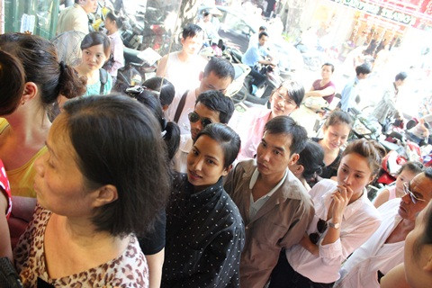 Sáng nay (29/6) trời nắng nóng 38 độ C, người dân vẫn nhẫn nại đứng đợi mua vàng.