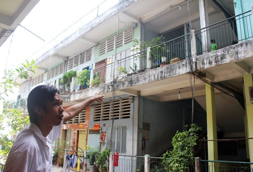 Anh Kiệt chỉ vị trí mà nam thanh niên nhảy xuống sau khi đâm hai đứa trẻ. Ảnh: An Nhơn Anh Kiệt chỉ vị trí mà nam thanh niên nhảy xuống sau khi đâm hai đứa trẻ. Ảnh: An Nhơn