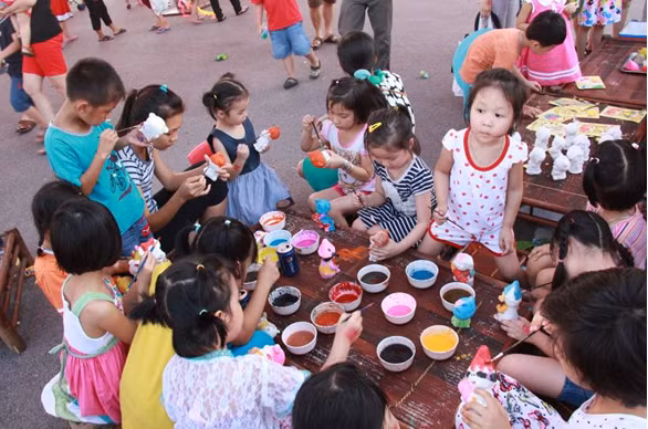 Các em nhỏ hào hứng với trò chơi tô tượng.