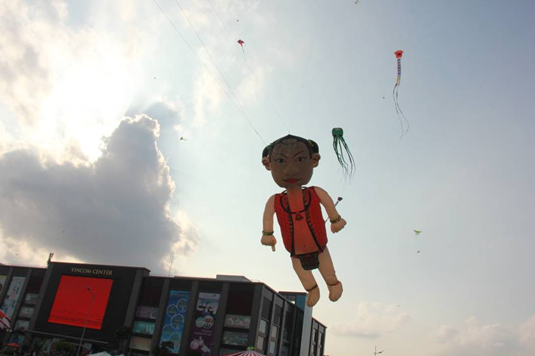 Lễ hội thả diều đầy ấn tượng với những cánh diều no gió vi vu. Lễ hội thả diều đầy ấn tượng với những cánh diều no gió vi vu.