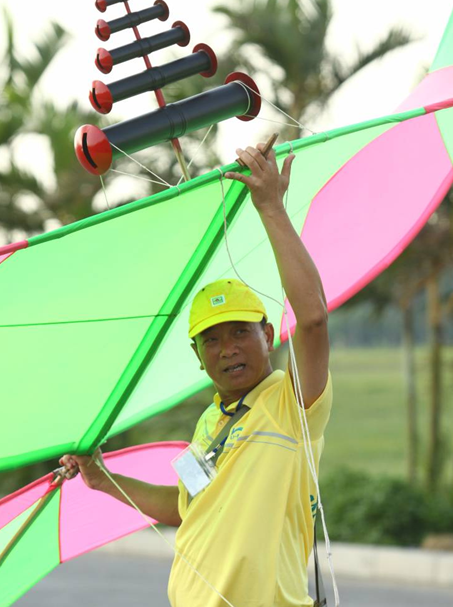 Chiếc diều sáo độc đáo chuẩn bị được thả lên bầu trời. Chiếc diều sáo độc đáo chuẩn bị được thả lên bầu trời.