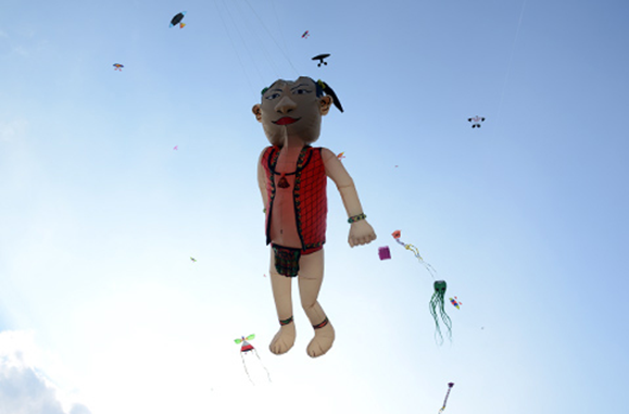 Chiếc diều hình chú Tễu thu hút mọi sự chú ý của người xem. Chiếc diều hình chú Tễu thu hút mọi sự chú ý của người xem.