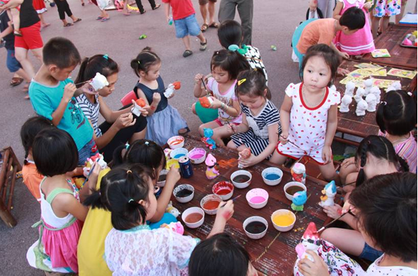 Các em nhỏ hào hứng với trò chơi tô tượng. Các em nhỏ hào hứng với trò chơi tô tượng.