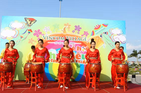 Màn trống hội khai mạc rộn ràng.