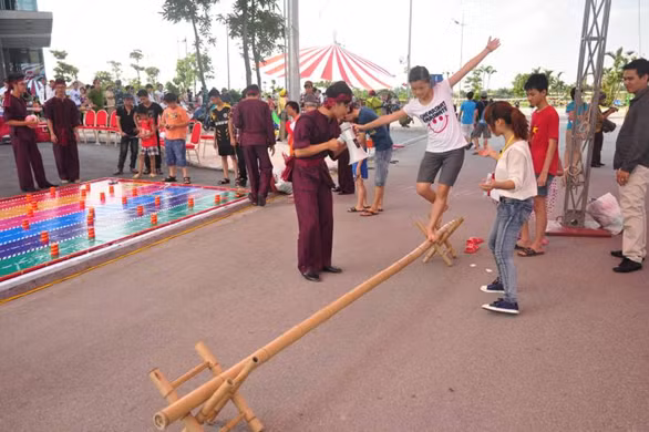 Các trò chơi dân gian trong lễ hội cũng thu hút sự quan tâm và đem lại tiếng cười sáng khoái cho cả gia đình.