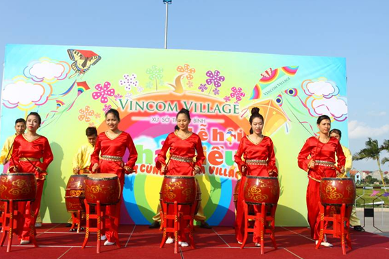 Màn trống hội khai mạc rộn ràng. Màn trống hội khai mạc rộn ràng.