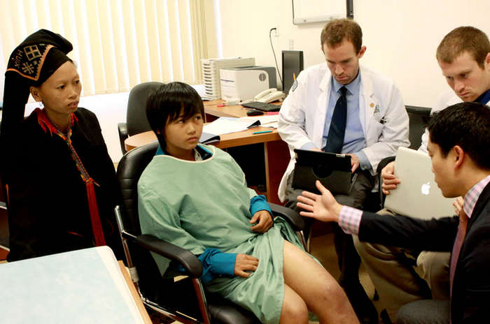 Bệnh nhân Triệu Thị Chày, người dân tộc thiểu số bị chân voi đang được các bác sĩ khám