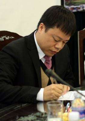 Ông Nguyễn Hoàng Long, Chủ tịch Công ty cổ phần tập đoàn Vina Megastar. Ông Nguyễn Hoàng Long, Chủ tịch Công ty cổ phần tập đoàn Vina Megastar.