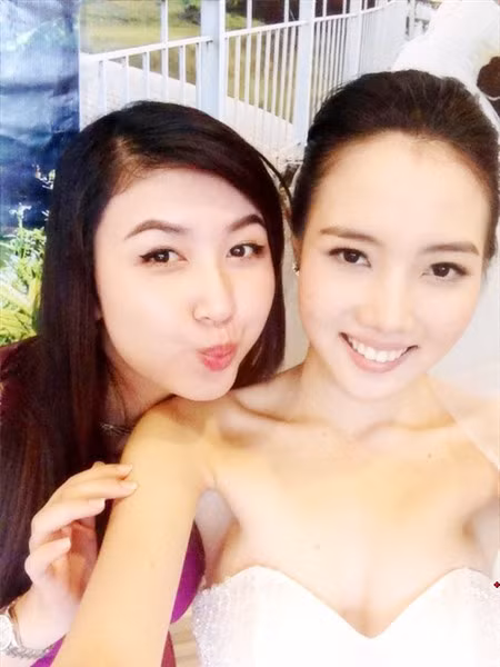 Cô dâu Diệp Hồng Đào chụp hình xì tin cùng bạn bè trong ngày hạnh phúc nhất đời. Người đẹp sinh năm 1992 vốn là người khá kín đáo và không thích sự ồn ào của showbiz. Thế nên, sau cuộc thi Hoa khôi đồng bằng sông Cửu Long và Hoa hậu Việt Nam, dù được đánh giá khá cao, nhưng Diệp Hồng Đào vẫn chọn cách "ở ẩn" chứ không tìm kiếm danh vọng ở showbiz.