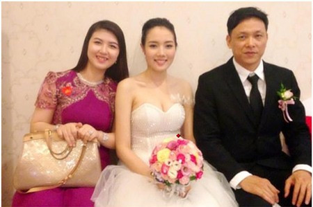 Yêu nhau chừng một năm nhưng cả chàng và nàng đều rất kín tiếng. Họ không chia sẻ chuyện tình cảm trên trang cá nhân và cũng không công khai với nhiều người. Tuy nhiên, nếu tinh ý, các đồng nghiệp có thể thấy người đẹp Cần Thơ thường xuyên tới phim trường thăm đạo diễn họ Ngô khi anh bận rộn với các dự án điện ảnh mới. Yêu nhau chừng một năm nhưng cả chàng và nàng đều rất kín tiếng. Họ không chia sẻ chuyện tình cảm trên trang cá nhân và cũng không công khai với nhiều người. Tuy nhiên, nếu tinh ý, các đồng nghiệp có thể thấy người đẹp Cần Thơ thường xuyên tới phim trường thăm đạo diễn họ Ngô khi anh bận rộn với các dự án điện ảnh mới.