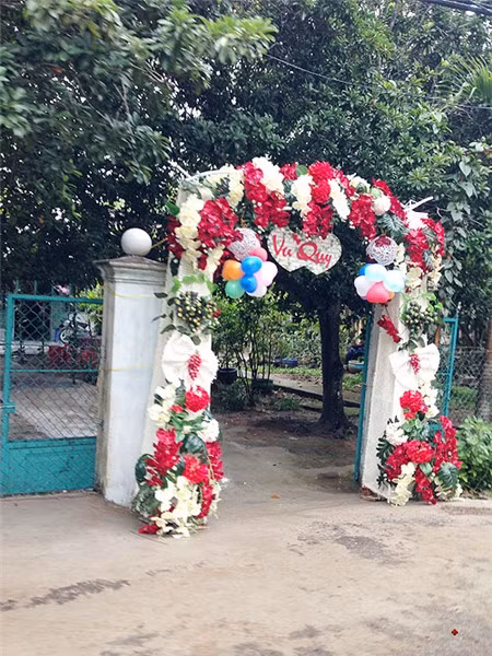 Ngoài cổng hoa, nhà cô dâu cũng không trang trí quá cầu kỳ.