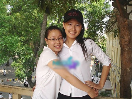 Cô nàng sở hữu nước da ngăm đen.