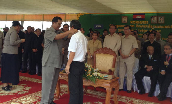 Thủ tướng Hunsen trao tặng Huân chương cho Chủ tịch Tập đoàn HAGL Đoàn Nguyên Đức. Thủ tướng Hunsen trao tặng Huân chương cho Chủ tịch Tập đoàn HAGL Đoàn Nguyên Đức.