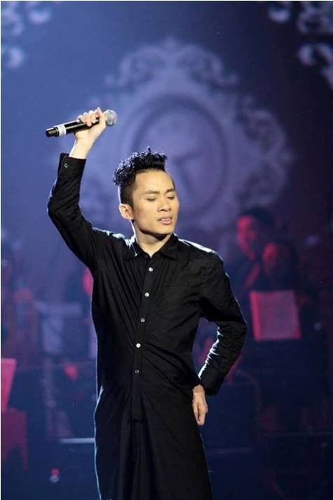 Chàng ca sĩ Tùng Dương chia sẻ khoảnh khắc được anh cho là "xuất thần" trên trang cá nhân. Chàng ca sĩ Tùng Dương chia sẻ khoảnh khắc được anh cho là "xuất thần" trên trang cá nhân.