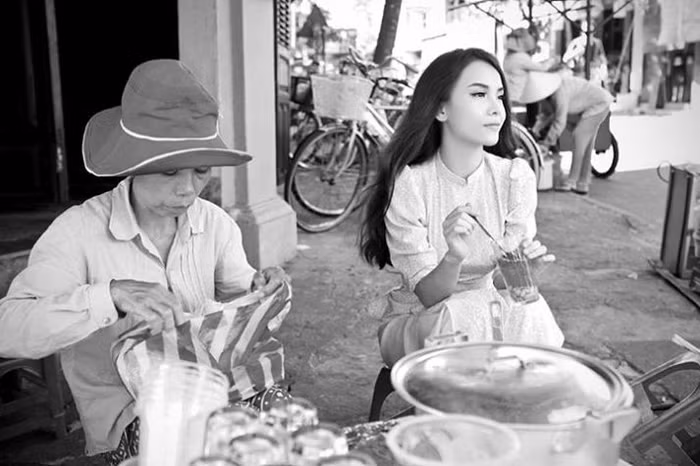 Yến Trang chia sẻ trên trang cá nhân về dự án sắp ra mắt. Nữ ca sĩ cho biết: "New single ....coming soon...Sắp ra mắt sản phẩm với 1 hình ảnh mới...mọi người nhớ ủng hộ cho mình với nhé... Nice day cả nhà...chụt chụt".