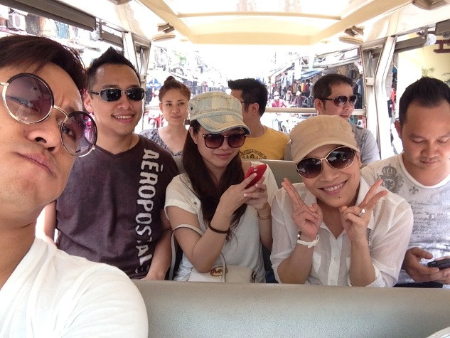 Tuấn Hưng khoe ảnh đi chơi phố cổ cùng bạn. Trong đó có ca sĩ Hồng Ngọc. Anh chia sẻ: "Đón chào các bạn về Hà Nội cổ xưa, nơi tôi sinh ra. Mọi người lần đầu đi xe điện vòng quanh phố cổ. Thật tuyệt". Tuấn Hưng khoe ảnh đi chơi phố cổ cùng bạn. Trong đó có ca sĩ Hồng Ngọc. Anh chia sẻ: "Đón chào các bạn về Hà Nội cổ xưa, nơi tôi sinh ra. Mọi người lần đầu đi xe điện vòng quanh phố cổ. Thật tuyệt".