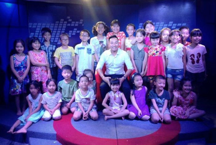 MC Thành Trung chia sẻ hình ảnh nhí nhảnh bên các bạn nhỏ cùng lời chú thích: "Lâu lâu đi dạy cho các bạn thiếu nhi cũng thấy thú vị và vui..!!!...". MC Thành Trung chia sẻ hình ảnh nhí nhảnh bên các bạn nhỏ cùng lời chú thích: "Lâu lâu đi dạy cho các bạn thiếu nhi cũng thấy thú vị và vui..!!!...".