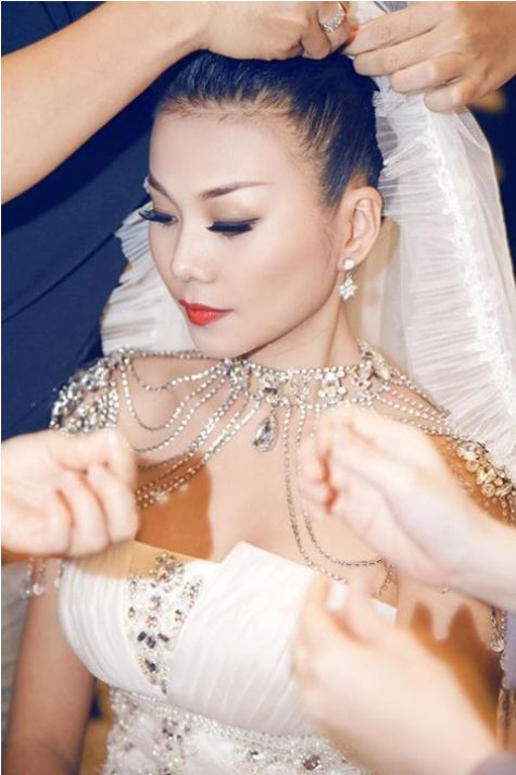 Thanh Hằng cắt nghĩa về im lặng. Cô cho biết: "Im lặng không phải là hiền ...im lặng để biết ai "hiền" hơn ai". Thanh Hằng cắt nghĩa về im lặng. Cô cho biết: "Im lặng không phải là hiền ...im lặng để biết ai "hiền" hơn ai".