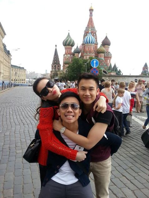 Dương Triệu Vũ khoe ảnh đi chơi ở Mosscow cùng Hồ Ngọc Hà và Trấn Thành. Anh cho biết: "Dạo phố... thật là mát mẻ. Thời tiết tuyệt vời, bạn bè tuyệt vời". Dương Triệu Vũ khoe ảnh đi chơi ở Mosscow cùng Hồ Ngọc Hà và Trấn Thành. Anh cho biết: "Dạo phố... thật là mát mẻ. Thời tiết tuyệt vời, bạn bè tuyệt vời".